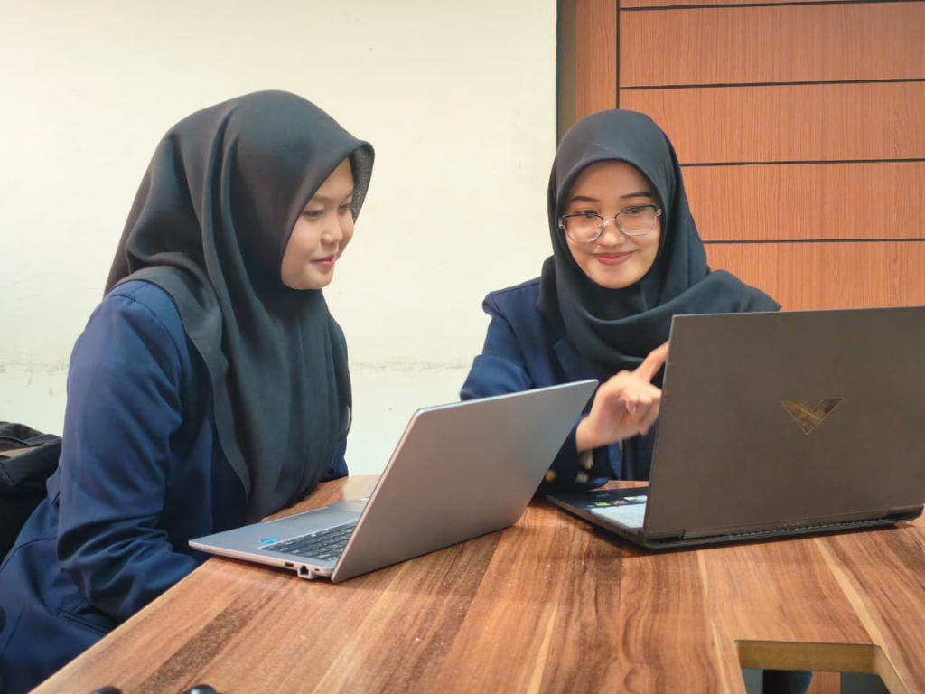 Siswa belajar coding bersama